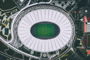 美加墨联合举办-跨界激战70分钟，德布劳内、科维托娃联手对抗湖人，比分紧咬胜负未分